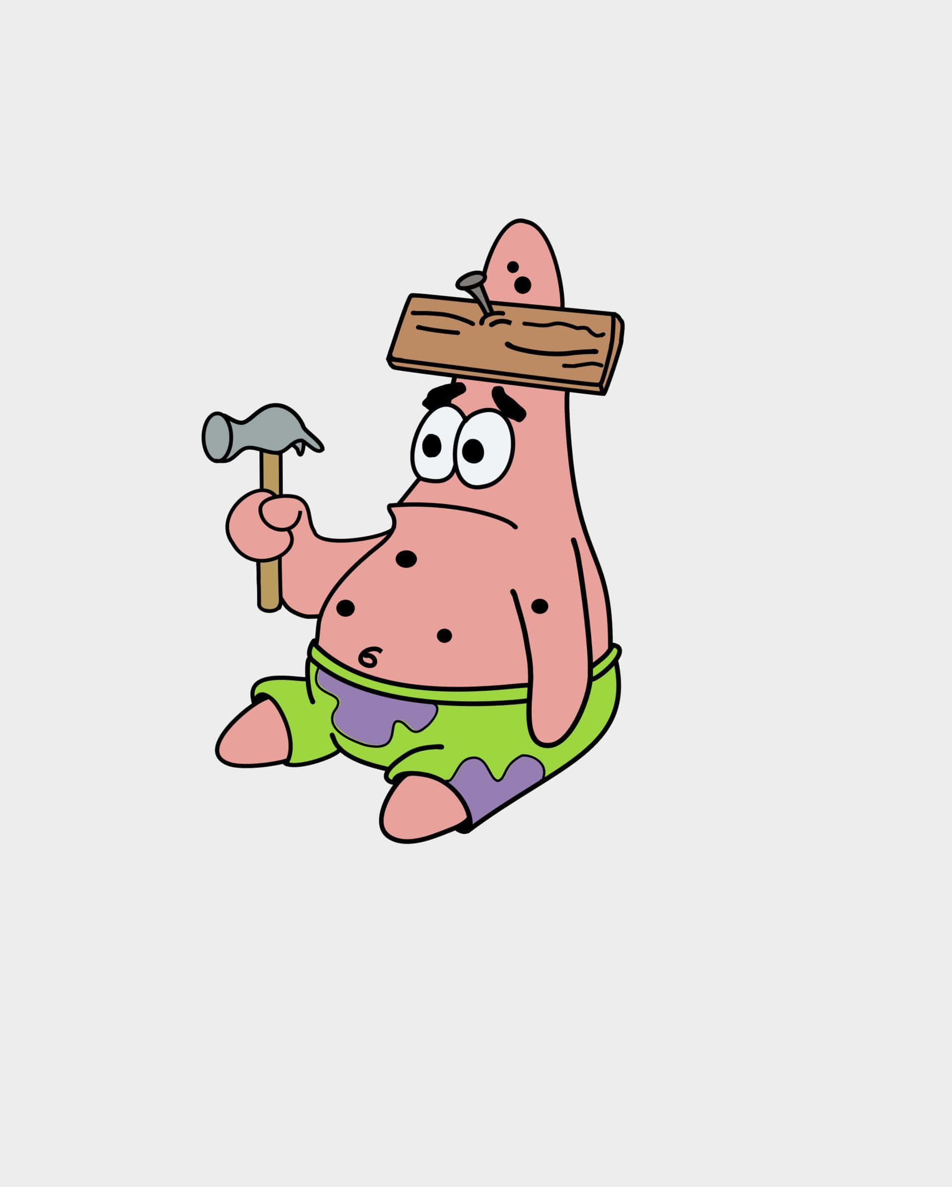 Funny Patrick 桌布 壁紙 — 海綿寶寶中的派大星坐著，頭上頂著一塊木板和釘子，手裡拿著錘子。