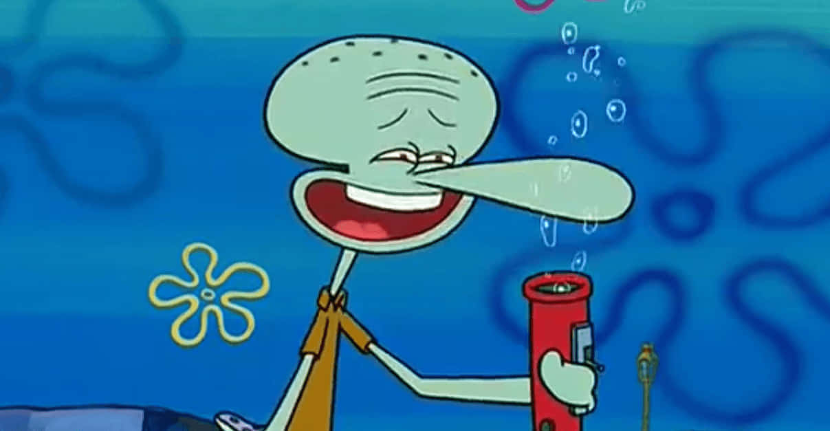Squidward 桌布 壁紙 — 海綿寶寶中的章魚哥在水下咧嘴大笑，手持一個紅色杯子，周圍有氣泡升起。