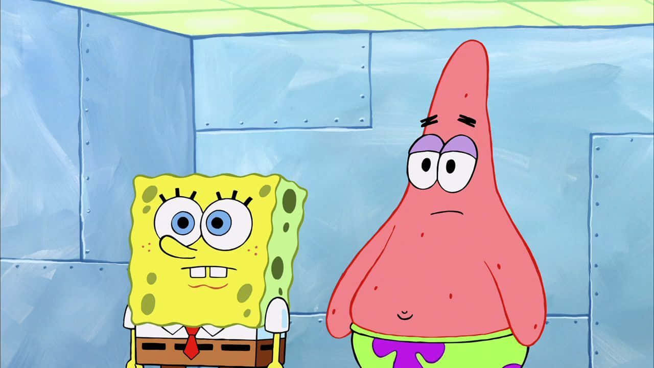Funny Patrick 桌布 壁紙 — 海綿寶寶和派大星並肩站在藍色瓷磚房間裡，表情既擔心又開心。