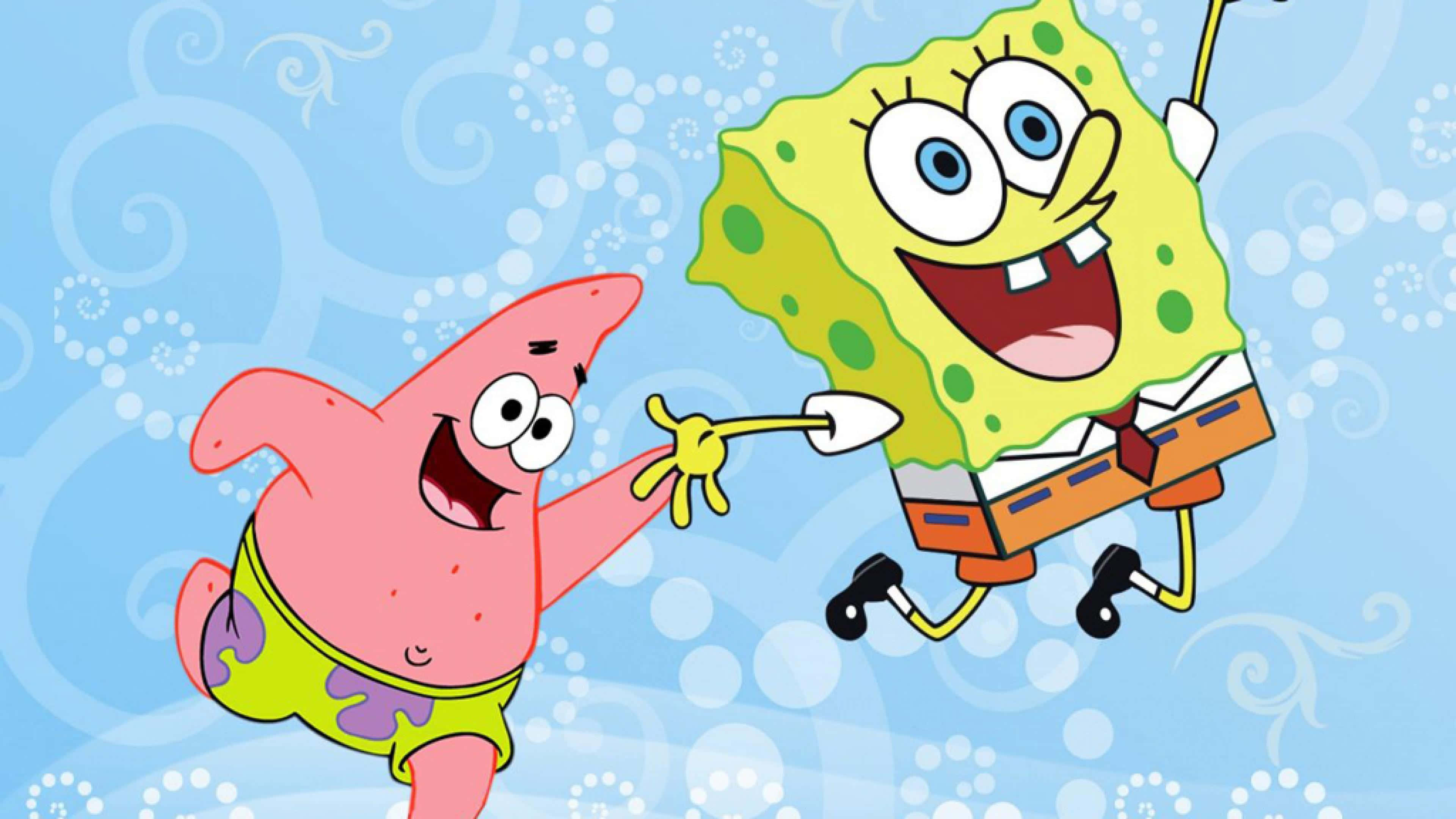 Spongebob Face 桌布 壁紙 — 海綿寶寶和派大星在帶有氣泡圖案的旋轉藍色背景上愉快地擊掌。