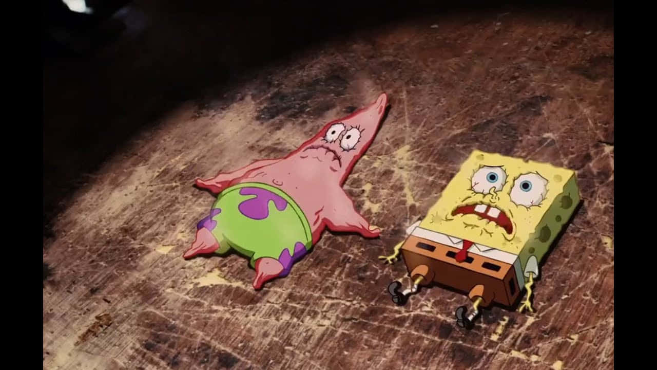 Spongebob And Patrick 桌布 壁紙 — 海綿寶寶和派大星在昏暗燈光下疲憊地躺在刮花的木地板上。