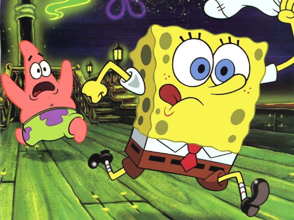 spongebob squarepants 桌布 壁紙 — 海綿寶寶和派大星在星光閃爍的紫色夜空下，在綠色木甲板上瘋狂奔跑，空中還有發光的水母。
