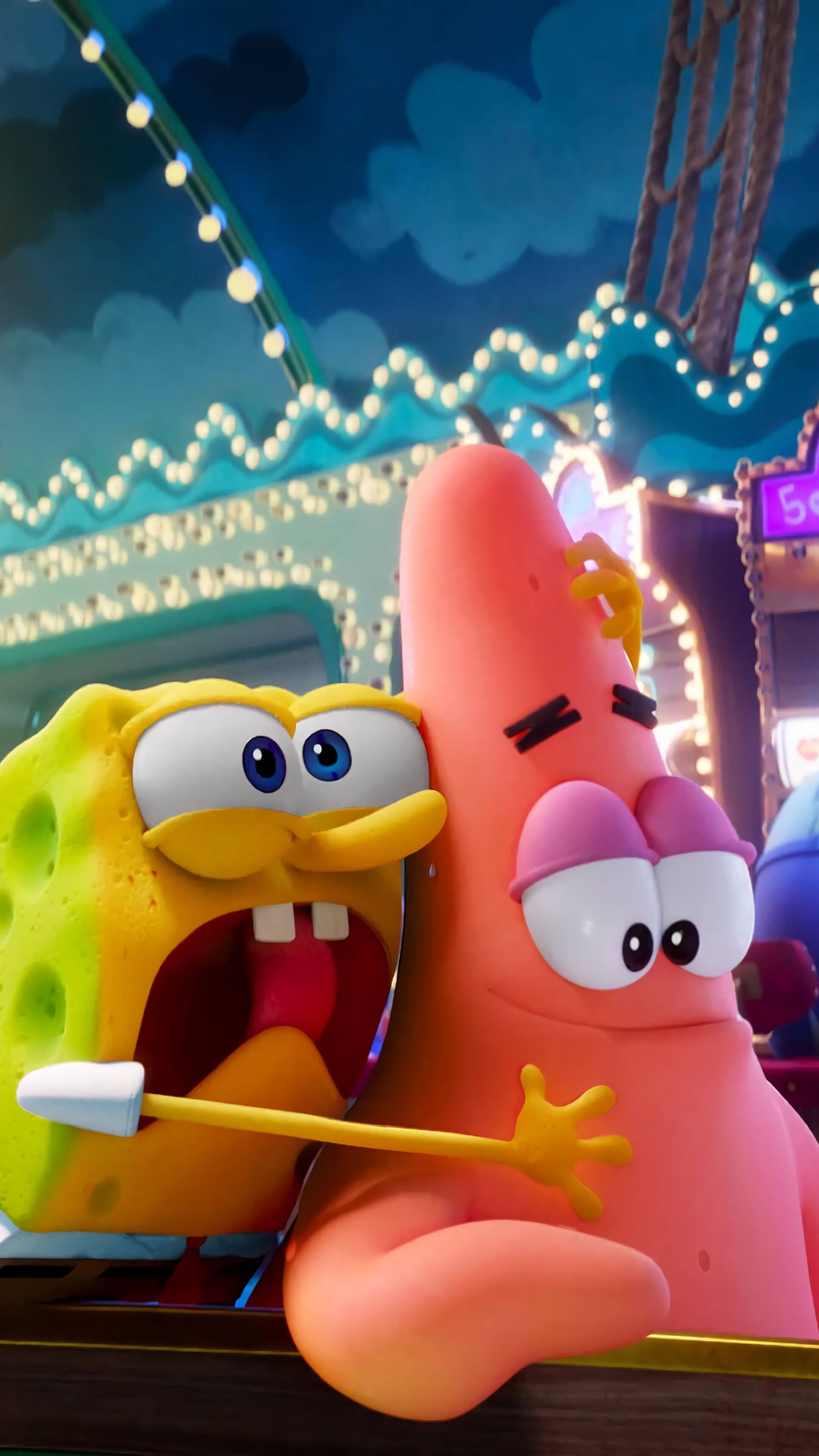 Spongebob Cool 桌布 壁紙 — 海綿寶寶和派大星在暮色天空下，以燈串和嘉年華遊樂設施為背景，呈現充滿活力的動畫場景。