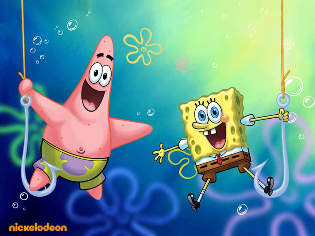 Funny Patrick 桌布 壁紙 — 海綿寶寶和派大星在水下快樂地盪著繩索，周圍有氣泡和發光的海洋植物。