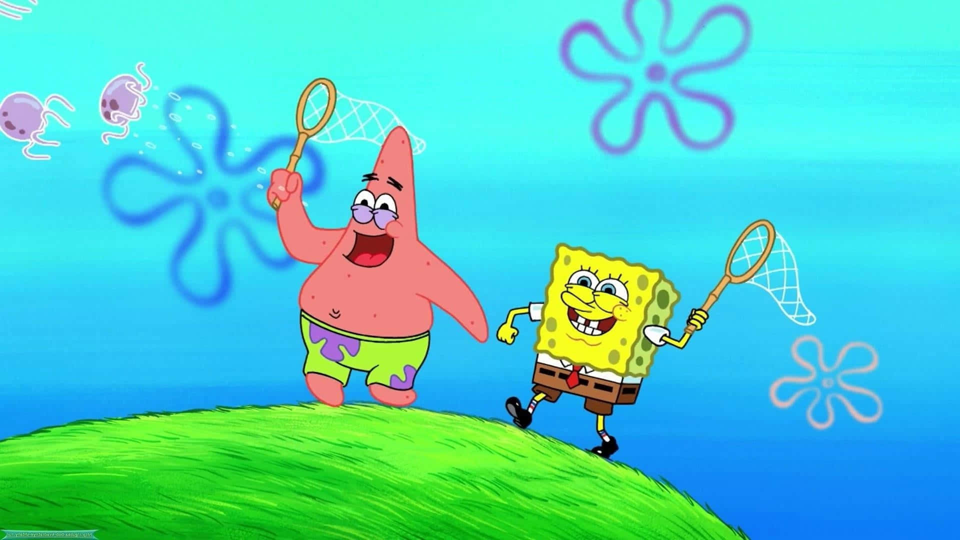 sponge bob 桌布 壁紙 — 海綿寶寶和派大星在水下草地上快樂地奔跑，手持網子，水母在附近漂浮。