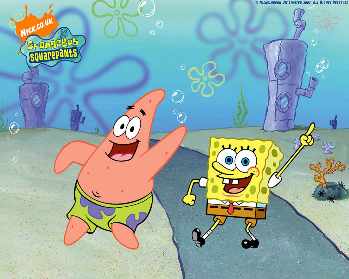 spongebob squarepants 桌布 壁紙 — 海綿寶寶和派大星在沙質海底快樂地跳躍，周圍漂浮著氣泡。