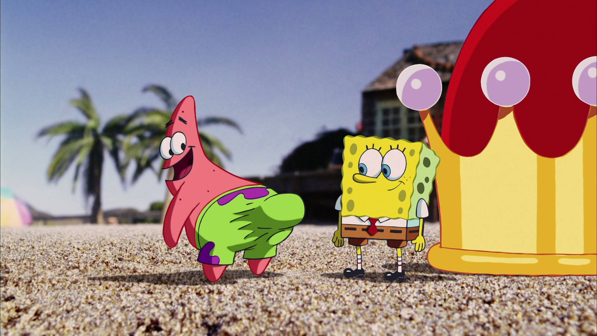 Funny Spongebob 桌布 壁紙 — 海綿寶寶和派大星站在陽光明媚的海灘上，旁邊有一個巨大的杯子蛋糕，上面有紫色糖粒和紅色糖霜。