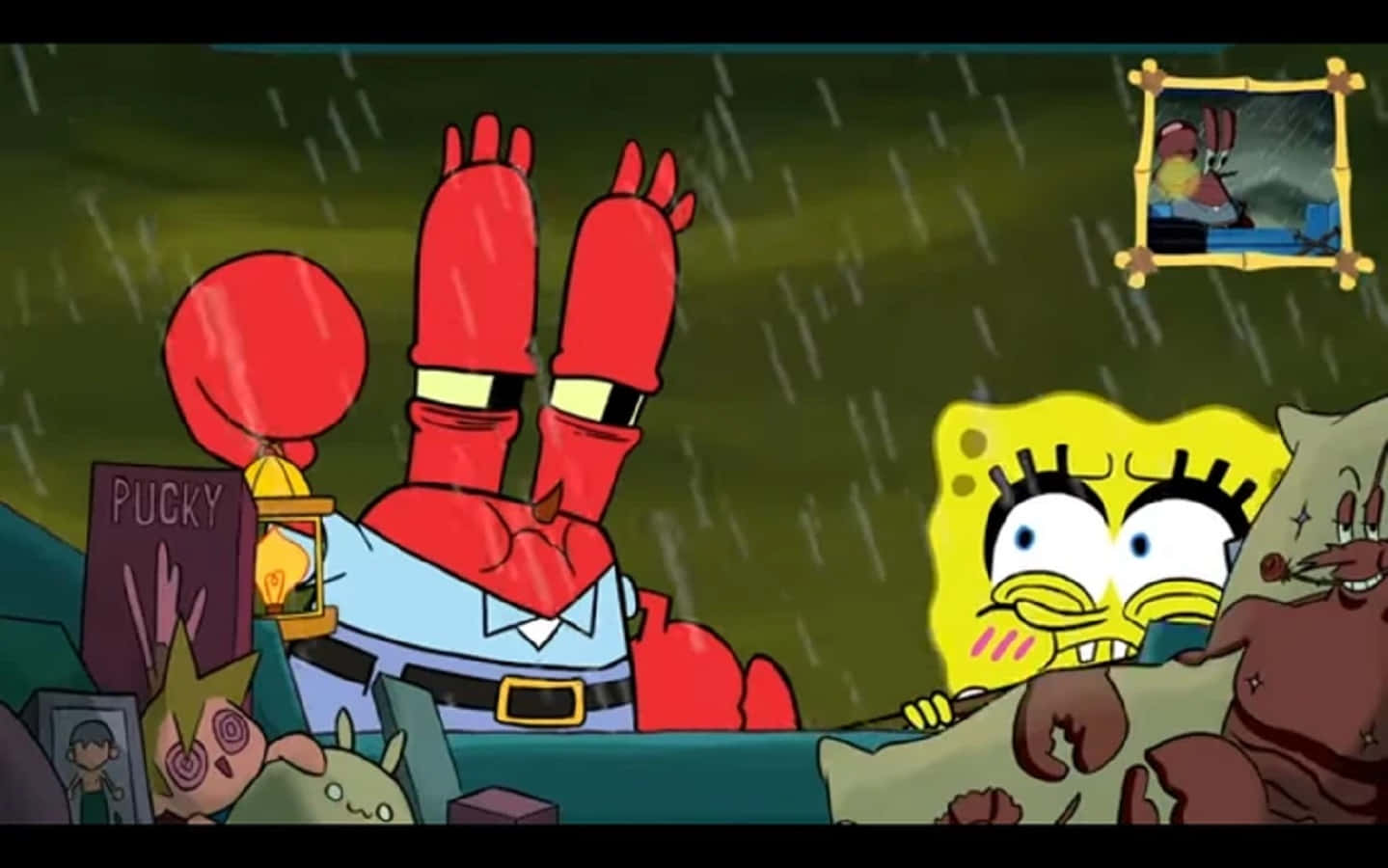 Larry The Lobster 桌布 壁紙 — 海綿寶寶和蟹老闆在一個雜亂的房間裡，有裱框圖片和燈籠，擠在雨中。