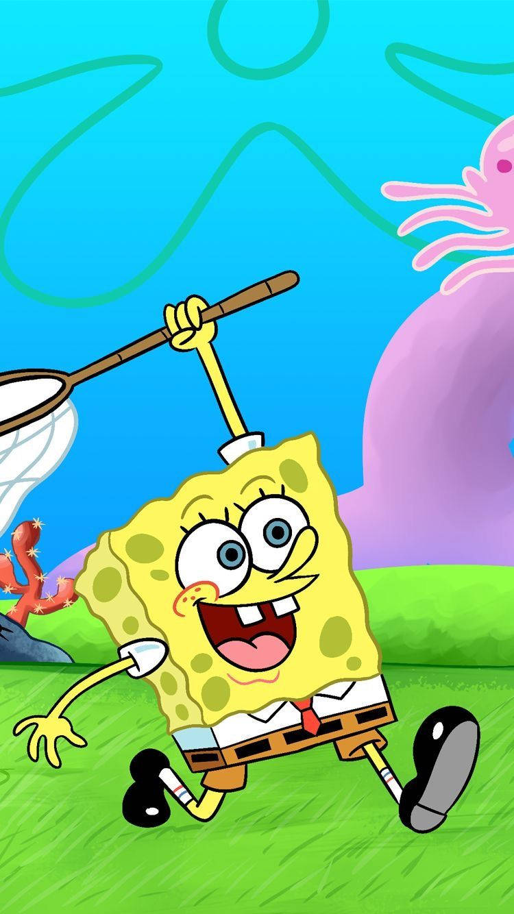 Funny Spongebob 桌布 壁紙 — 海綿寶寶在充滿活力的海底場景中，開心地拿著漁網奔跑。