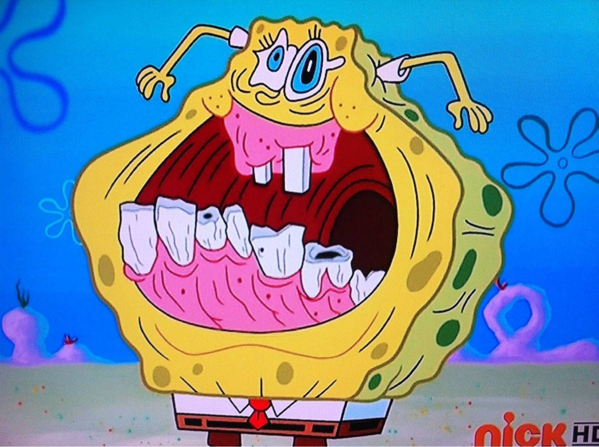 Cool Spongebob 桌布 壁紙 — 海綿寶寶張大嘴巴，露出牙齒和舌頭，背景是藍色海底。