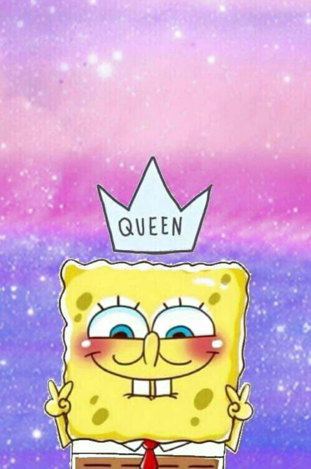 Aesthetic Spongebob 桌布 壁紙 — 海綿寶寶戴著標有女王的皇冠，背景是閃閃發光的粉紅色和紫色星系。