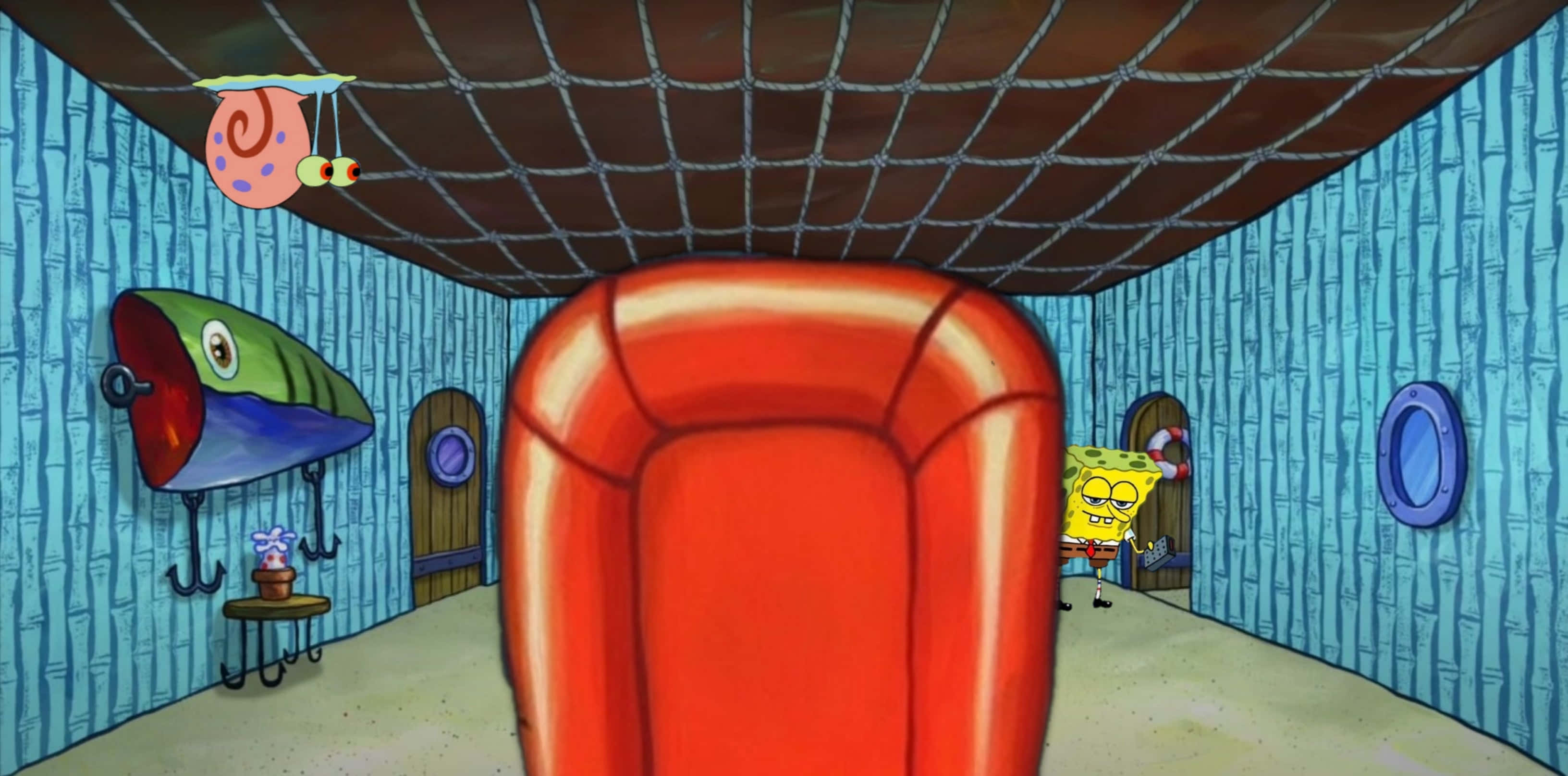 Spongebob Zoom 桌布 壁紙 — 海綿寶寶站在他的鳳梨屋裡，有一個大紅色沙發和藍色竹牆，天花板是網狀的。