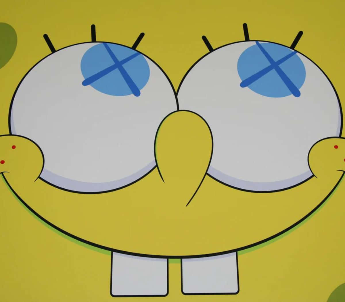 Kaws Spongebob 桌布 壁紙 — 海綿寶寶開心臉部特寫，眼睛睜大，眼睛上有藍色X，背景為黃色。