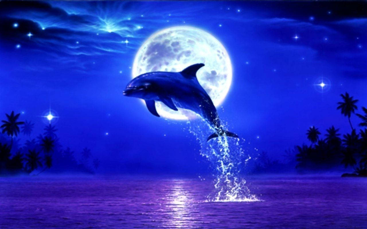 海豚 桌布 壁紙 — 海豚從發光的紫色水中躍出，背景是滿月、星空和棕櫚樹的剪影。