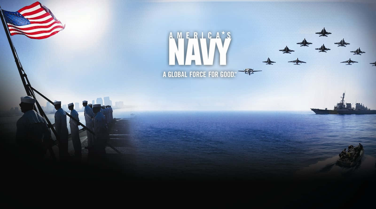 Navy 桌布 壁紙 — 海軍人員在軍艦甲板上立正，戰鬥機在頭頂飛過，軍艦在明亮的陽光下在平靜的藍色海面上航行。