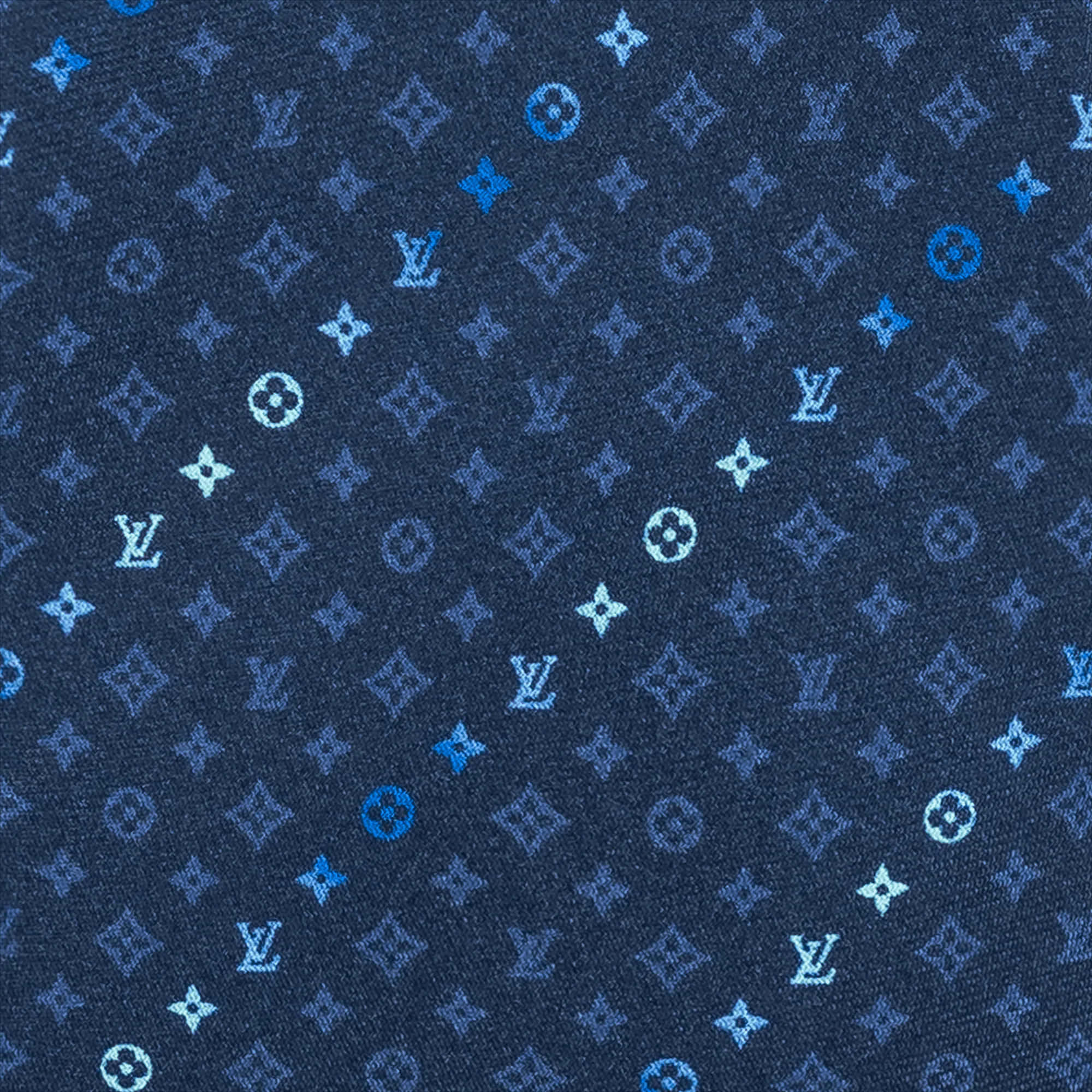Louis Vuitton Pattern 桌布 壁紙 — 海軍藍布料上重複淺藍色 Louis Vuitton 字母組合圖案的近距離特寫。