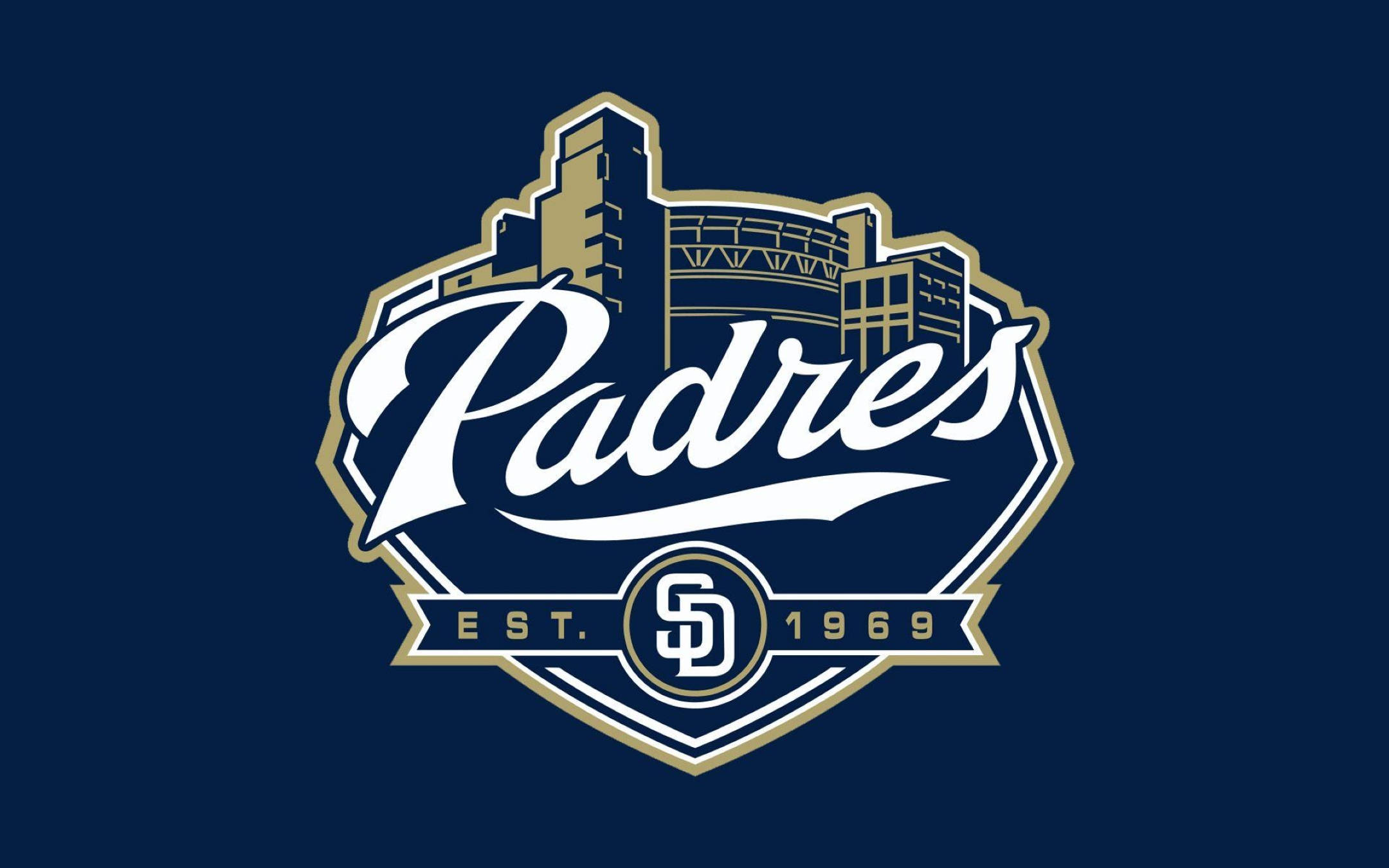 Padres 桌布 壁紙 — 海軍藍色壁紙，帶有聖地牙哥教士隊標誌，金色和白色細節，以及城市天際線剪影。