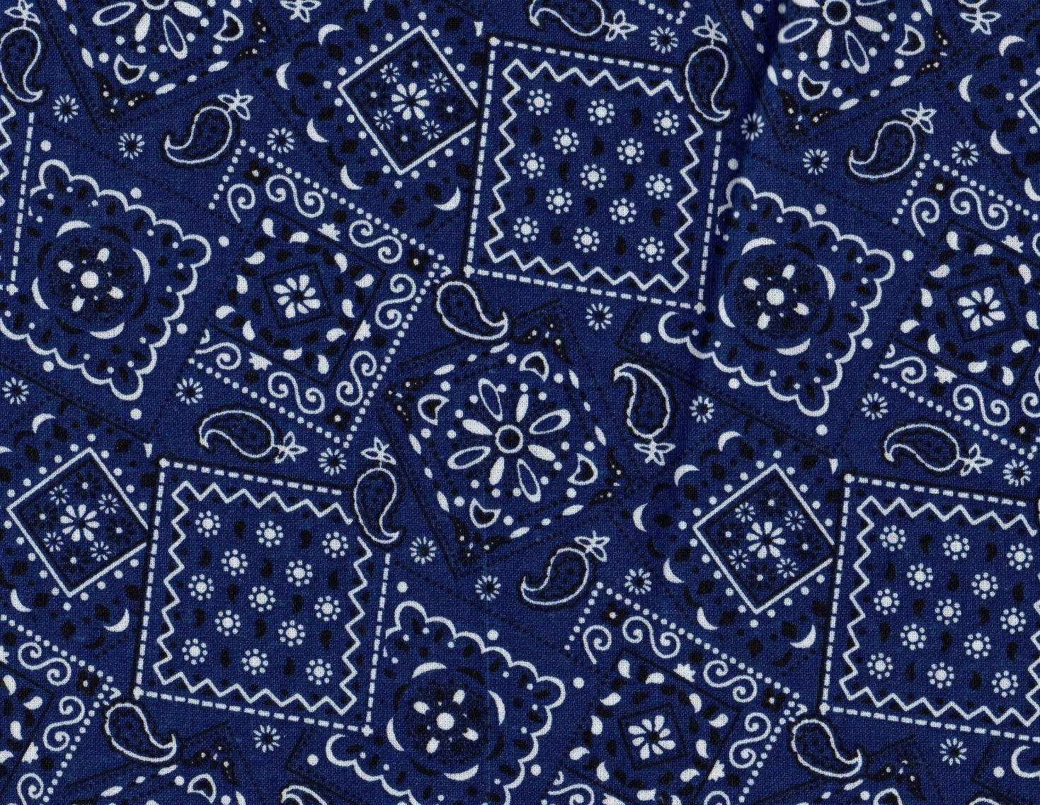 bandana 桌布 壁紙 — 海軍藍色布料特寫，帶有複雜的白色佩斯利和花卉圖案，重複排列成幾何區塊。