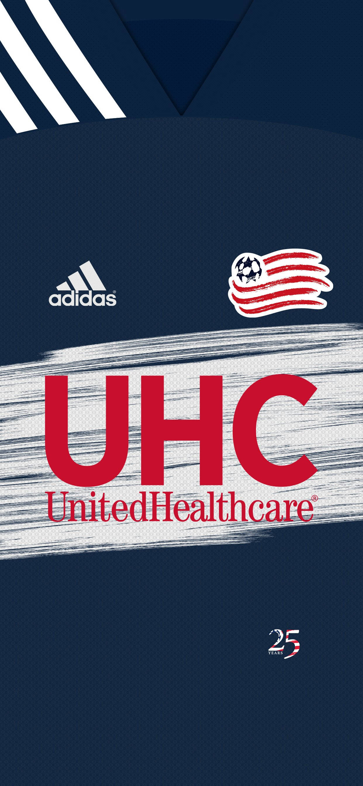 足球 桌布 壁紙 — 海軍藍色足球球衣特寫，帶有白色條紋、紅色 UHC UnitedHealthcare 標誌和 adidas 品牌標識。