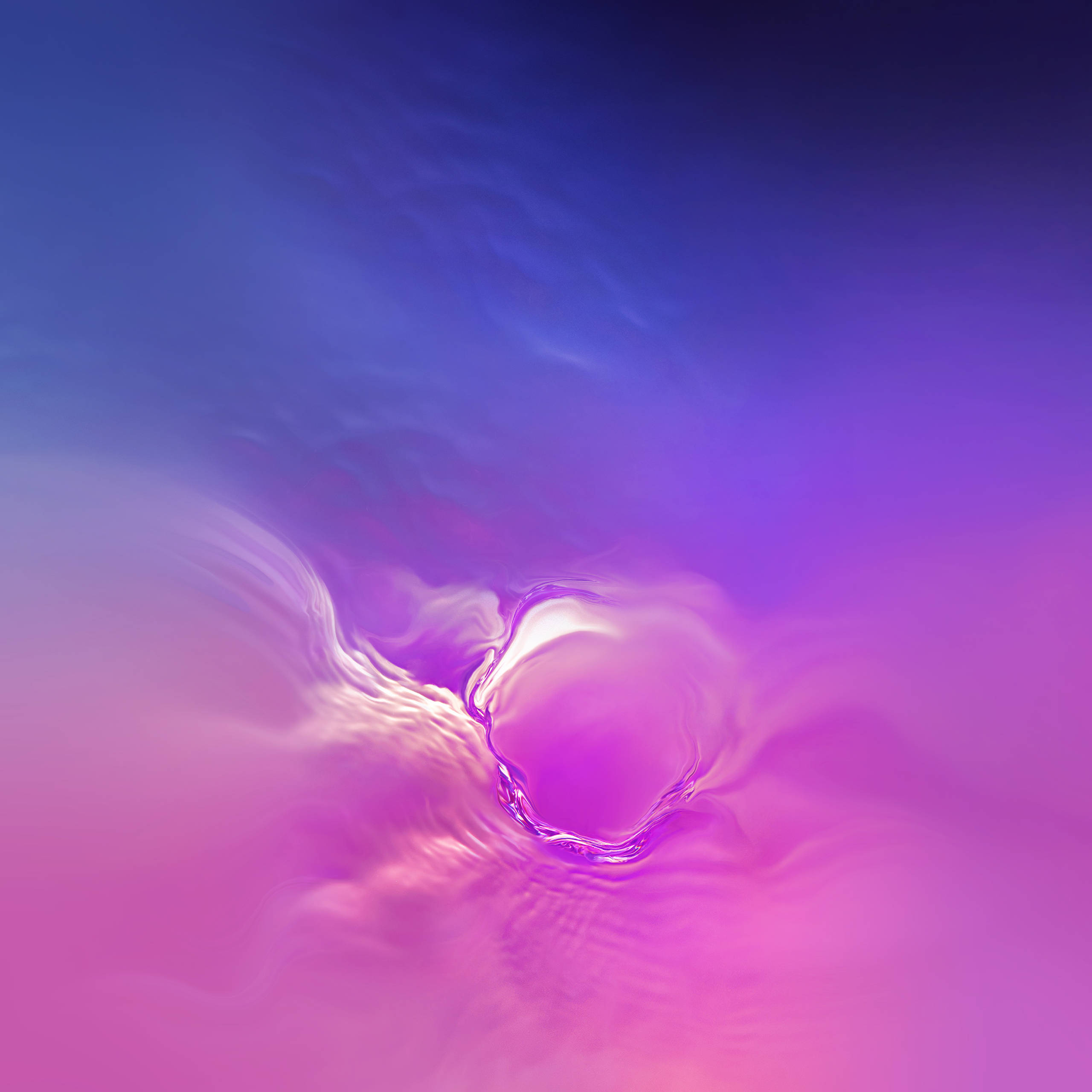 Galaxy S10 桌布 壁紙 — 液態光線在鮮豔的紫色和藍色漸變中旋轉，形成夢幻般的抽象隧道效果。