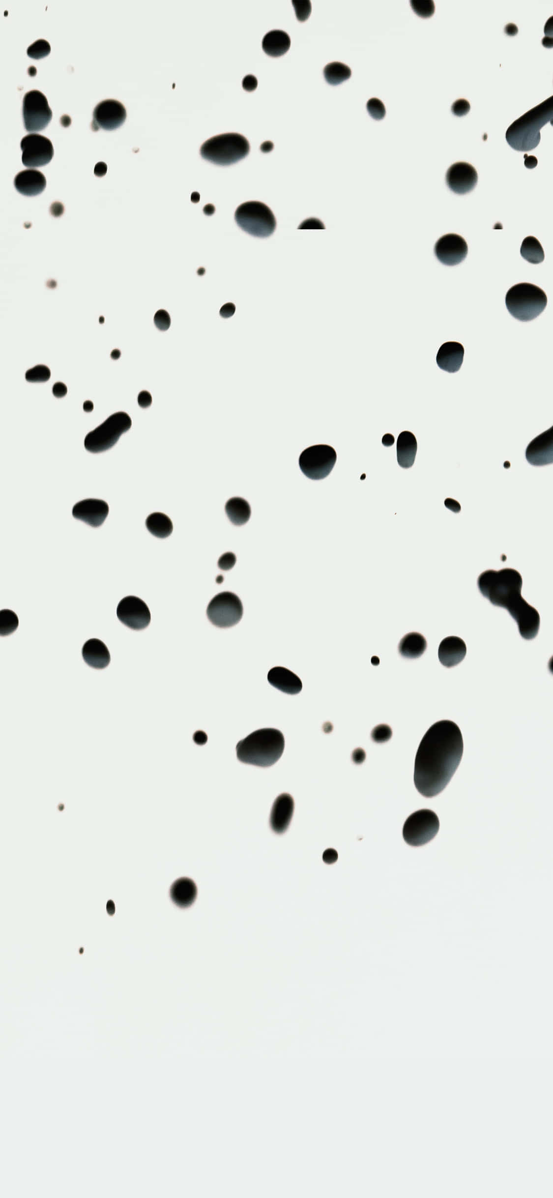 Cute Pattern iPhone 桌布 壁紙 — 淡米白色背景上散落著黑色墨滴的抽象圖案。