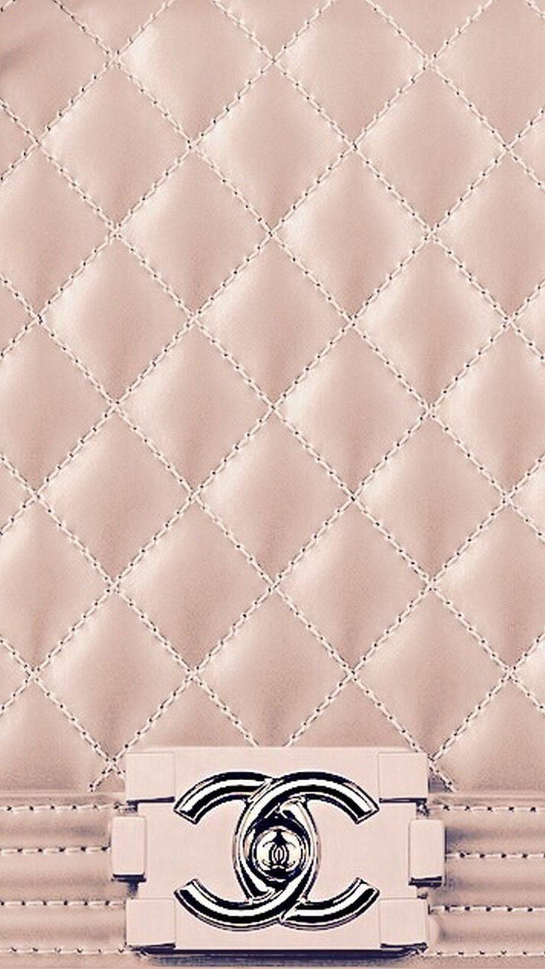 Chanel 桌布 壁紙 — 淡粉紅色絎縫皮革 Chanel 錢包特寫，帶有銀色交錯 CC 標誌。