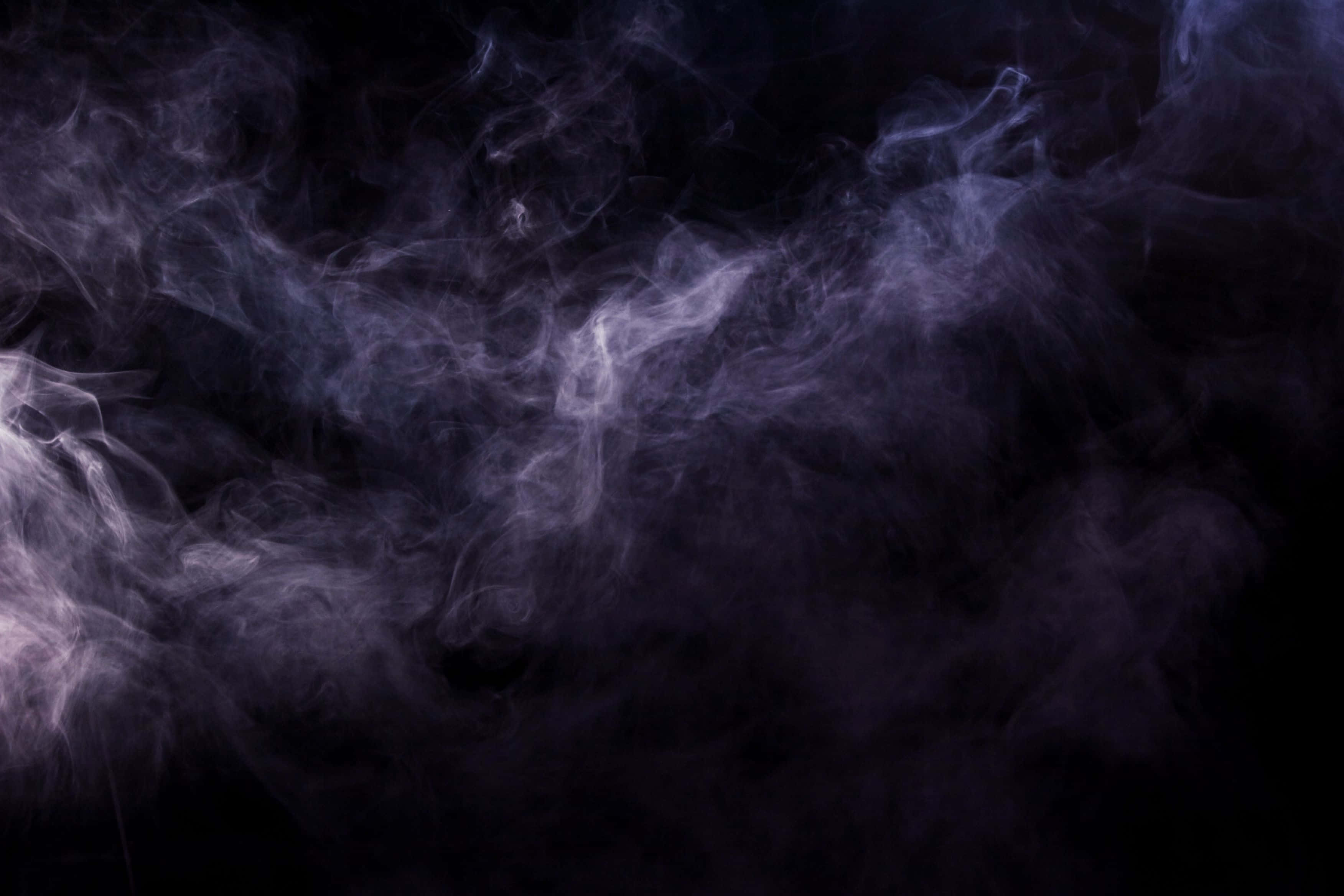 Smoky 桌布 壁紙 — 淡紫色煙霧的奇幻縷縷在深邃的黑色虛空中飄移和捲曲，營造出空靈而神秘的氛圍。