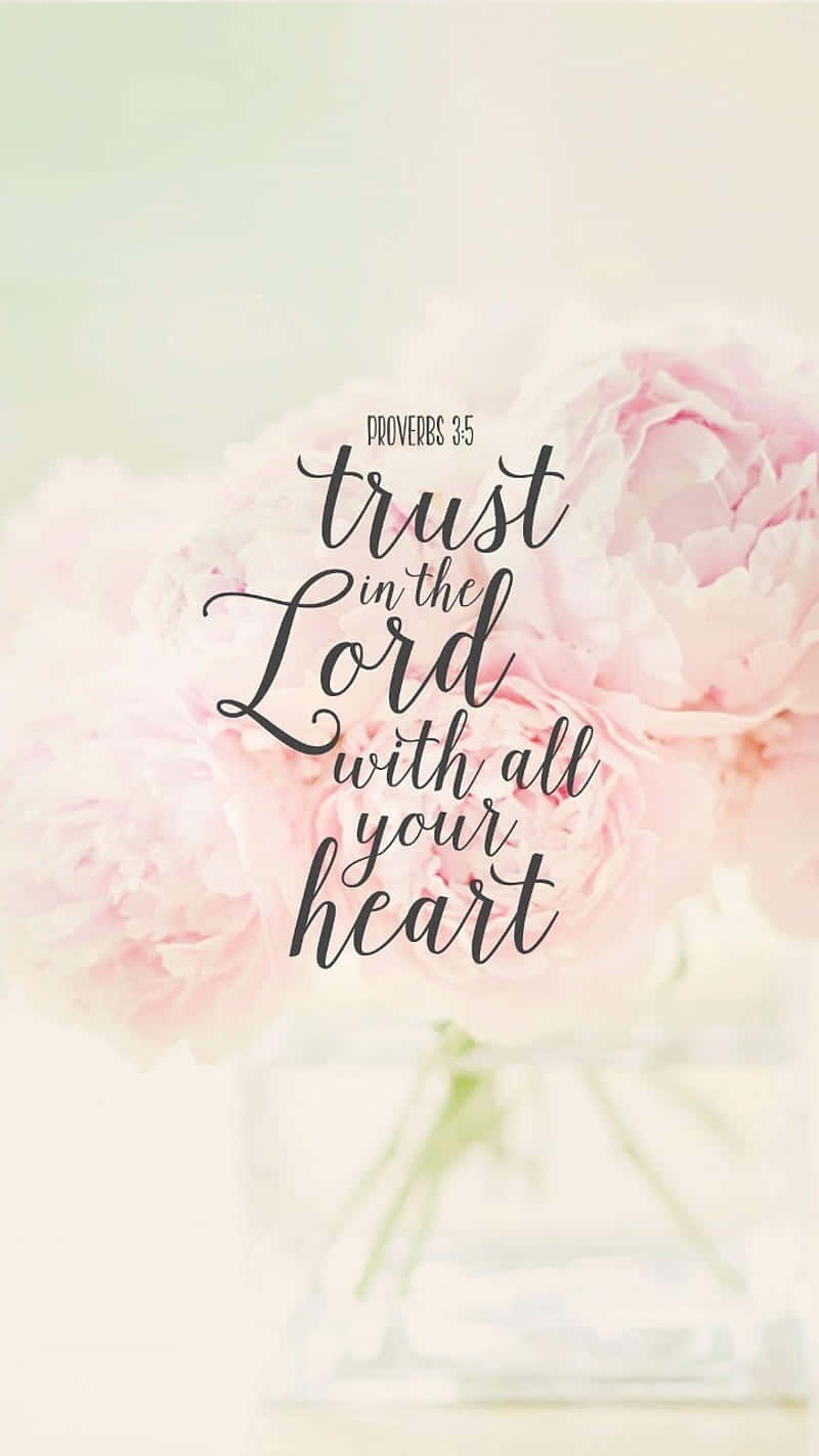 Bible Verse Phone 桌布 壁紙 — 淡色背景上，玻璃花瓶中的柔粉色牡丹，搭配優雅黑色字體寫著「箴言35 你要專心仰賴耶和華」。