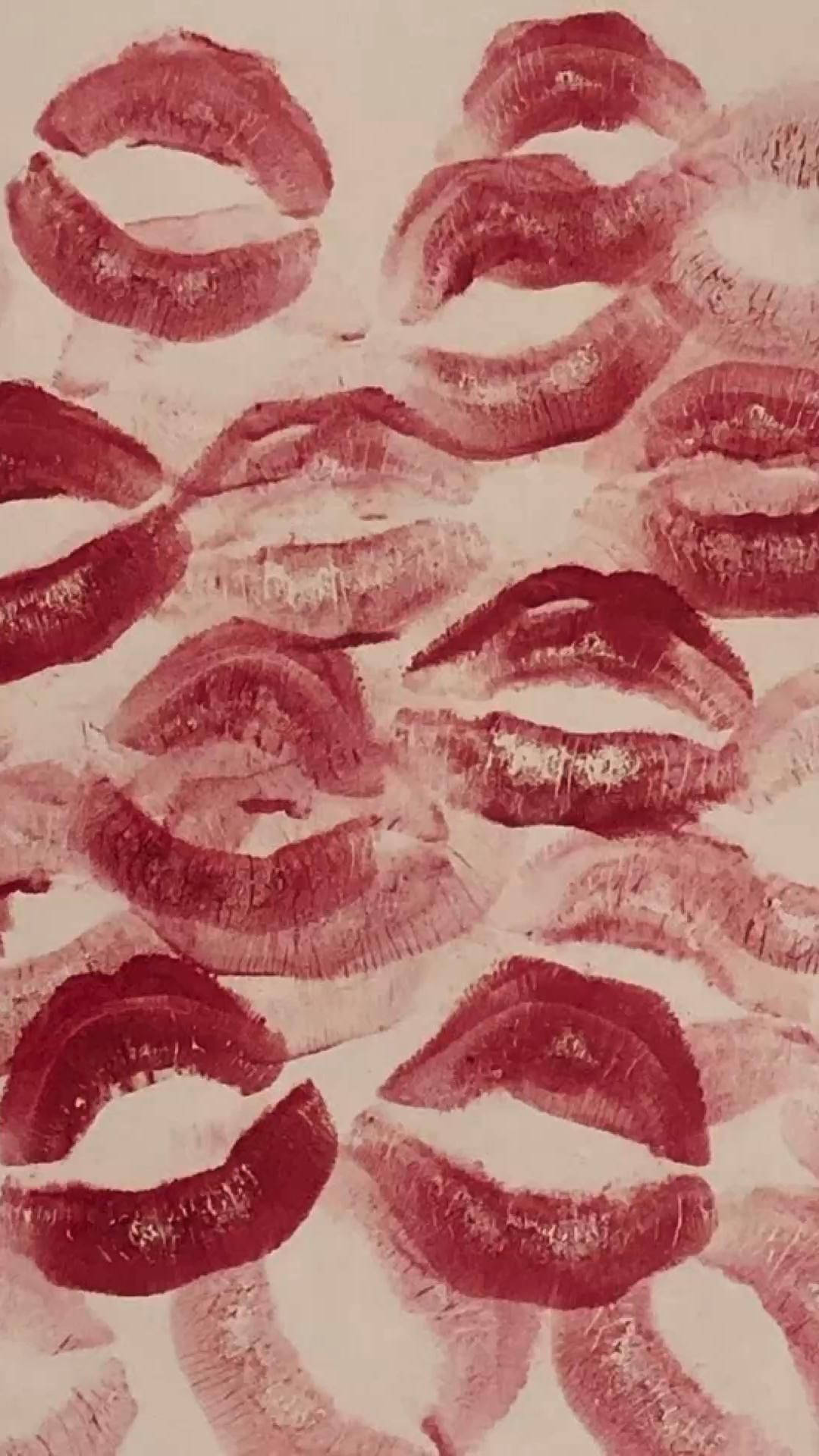 Kisses 桌布 壁紙 — 淡色背景上重疊的紅色唇膏吻痕紋理圖案。