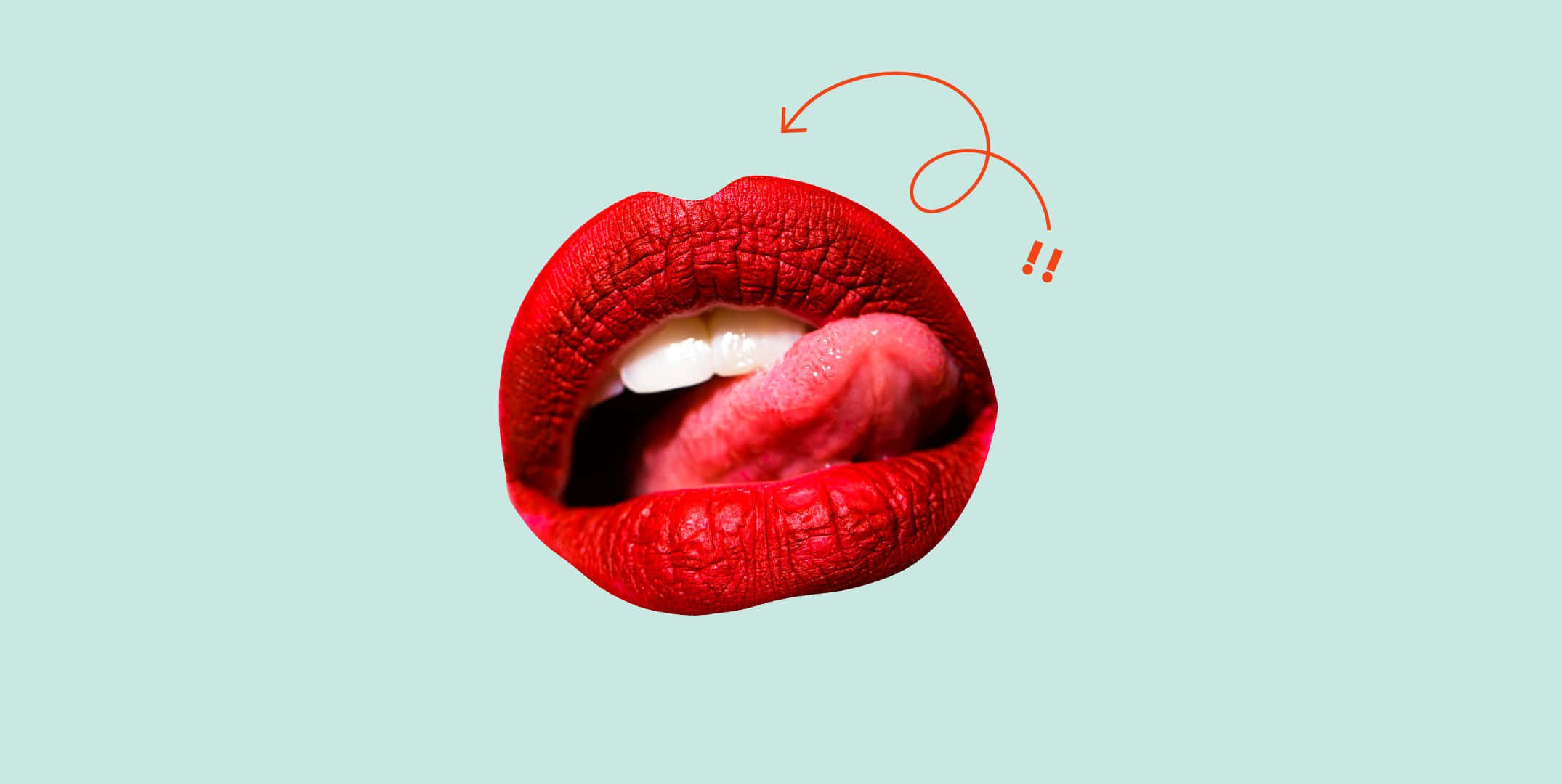 Tongue 桌布 壁紙 — 淡薄荷色背景上，一個俏皮的橙色箭頭指向鮮紅的嘴唇，粉紅色的舌頭伸出的特寫。
