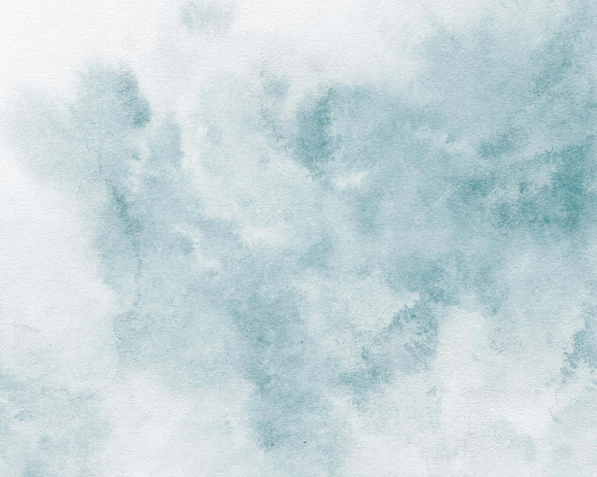 Watercolor Texture 桌布 壁紙 — 淡藍色和白色的柔和水彩洗滌，在紋理紙上融合成抽象的雲狀形態。