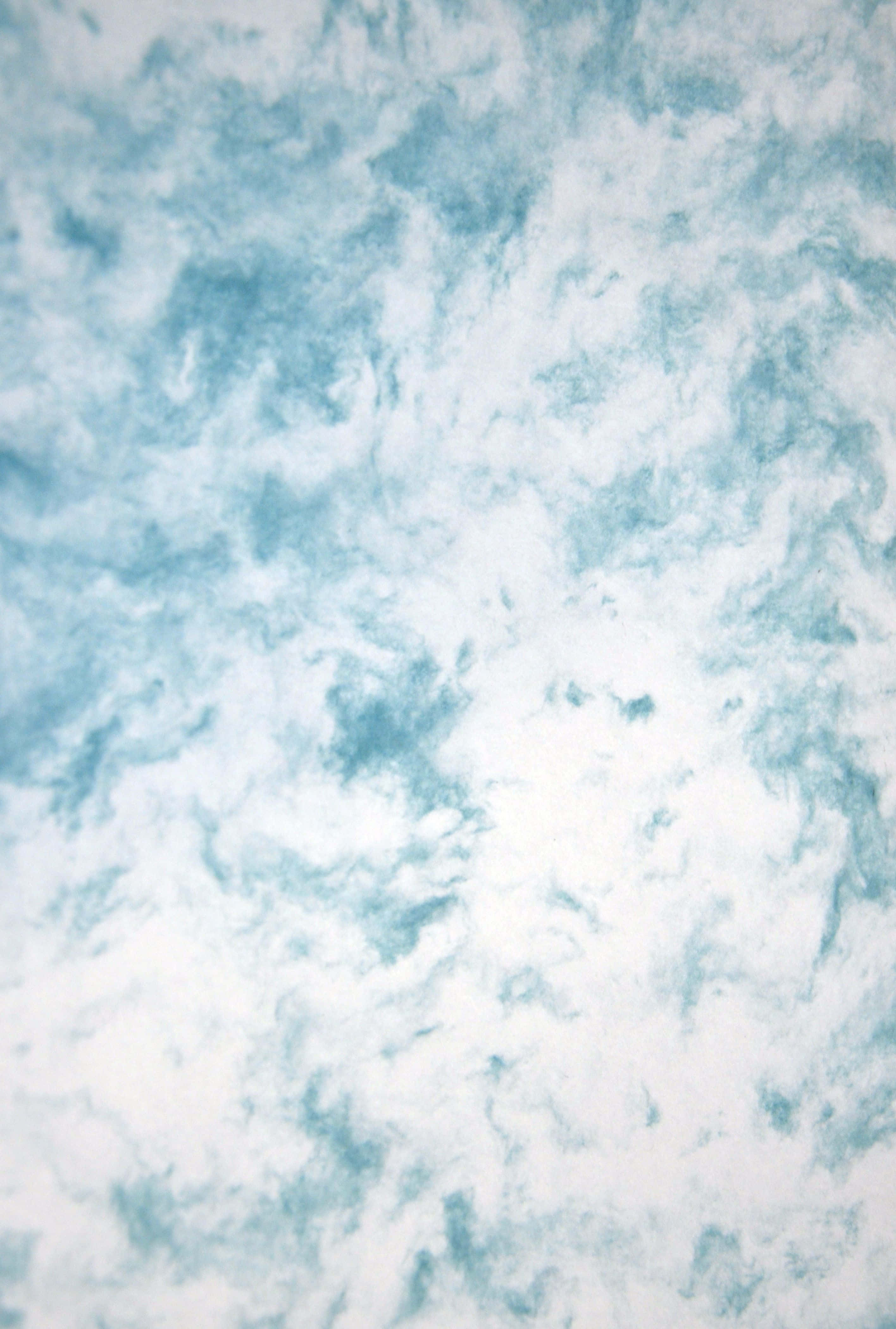 Light Blue Marble 桌布 壁紙 — 淡藍色與白色的柔和漩渦圖案，類似雲朵或大理石紋理。