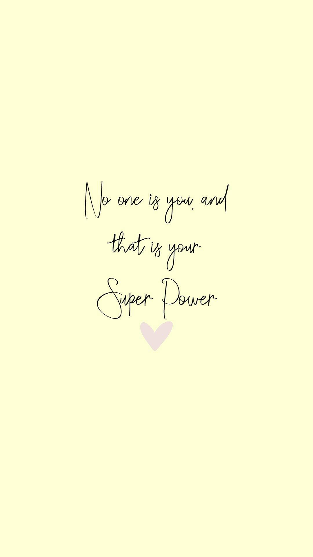Pastel Yellow Aesthetic 桌布 壁紙 — 淡黃色背景上，優雅的手寫體文字寫著「No one is you and that is your Super Power」，下方有一個柔和的薰衣草色心形。