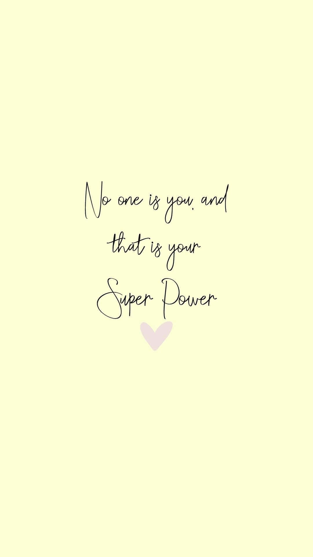 語錄 桌布 壁紙 — 淡黃色背景上，優雅的手寫體文字寫著「No one is you and that is your Super Power」，下方有一個柔和的薰衣草色心形。