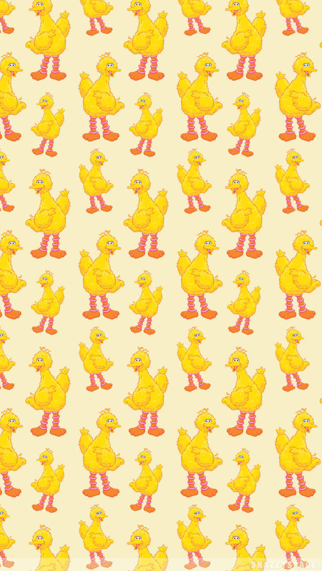 Big Bird 桌布 壁紙 — 淡黃色背景上重複出現的黃色卡通鴨子圖案，鴨子穿著紅色條紋襪子。