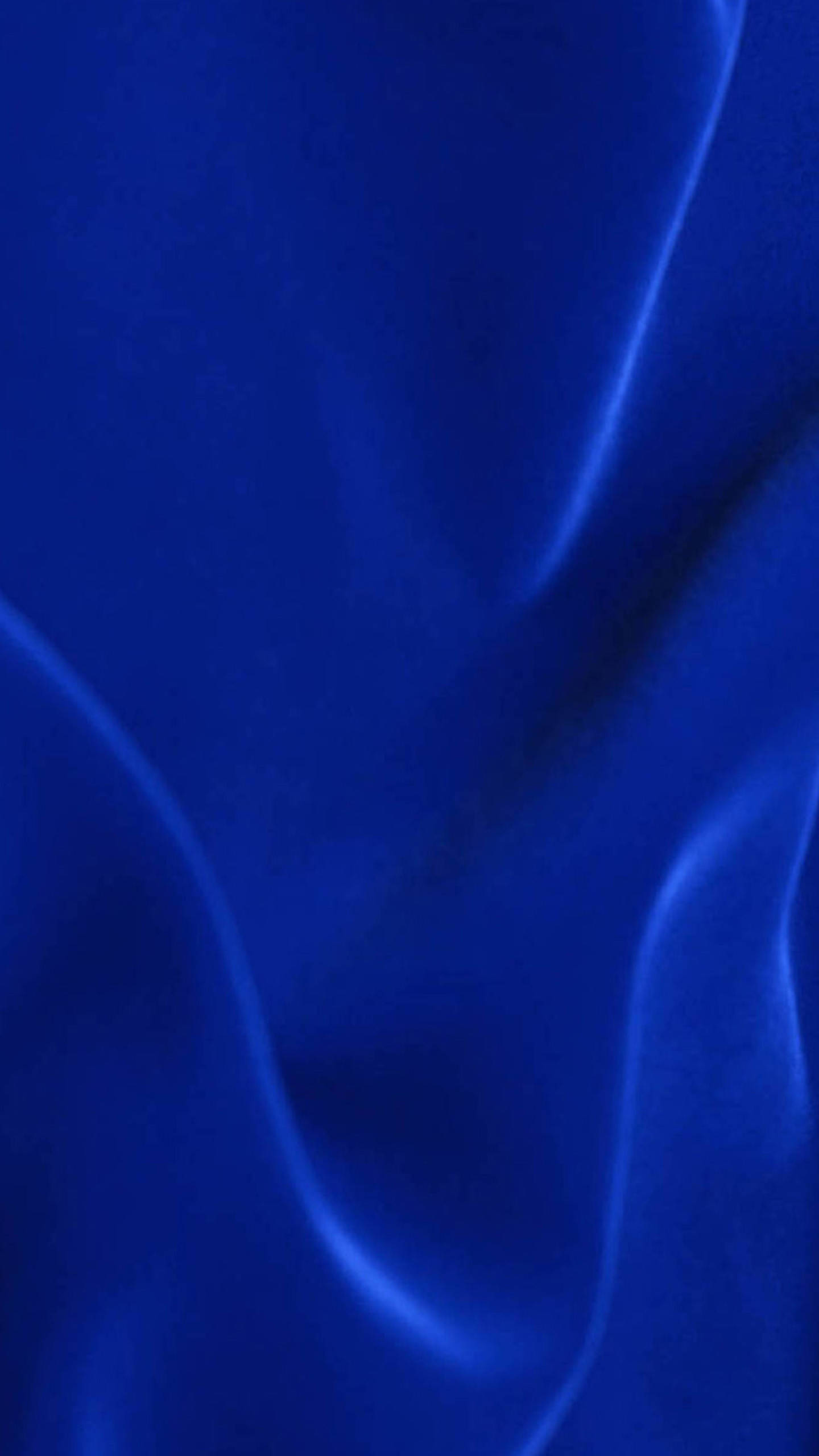 Blue Texture 桌布 壁紙 — 深寶藍色緞面布料以柔和起伏的皺褶流動，帶有捕捉光線的細微亮點。