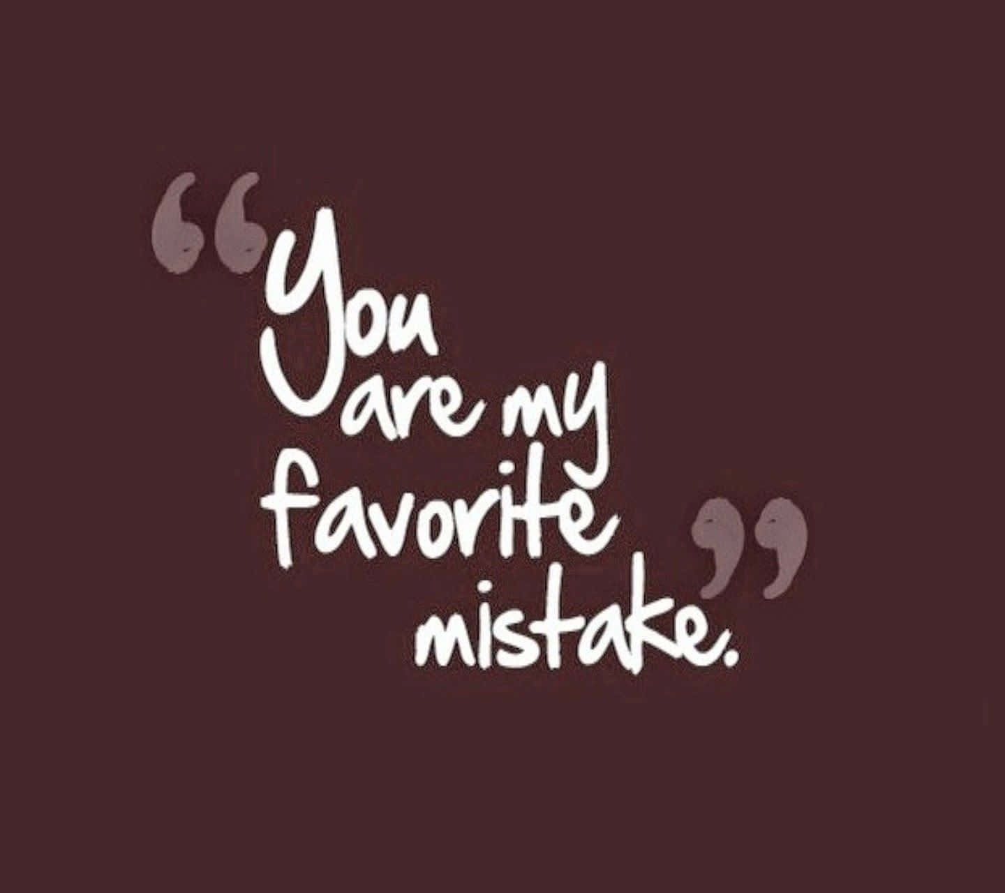 Whatsapp Dp 桌布 壁紙 — 深栗色背景上白色手寫引文「You are my favorite mistake」。