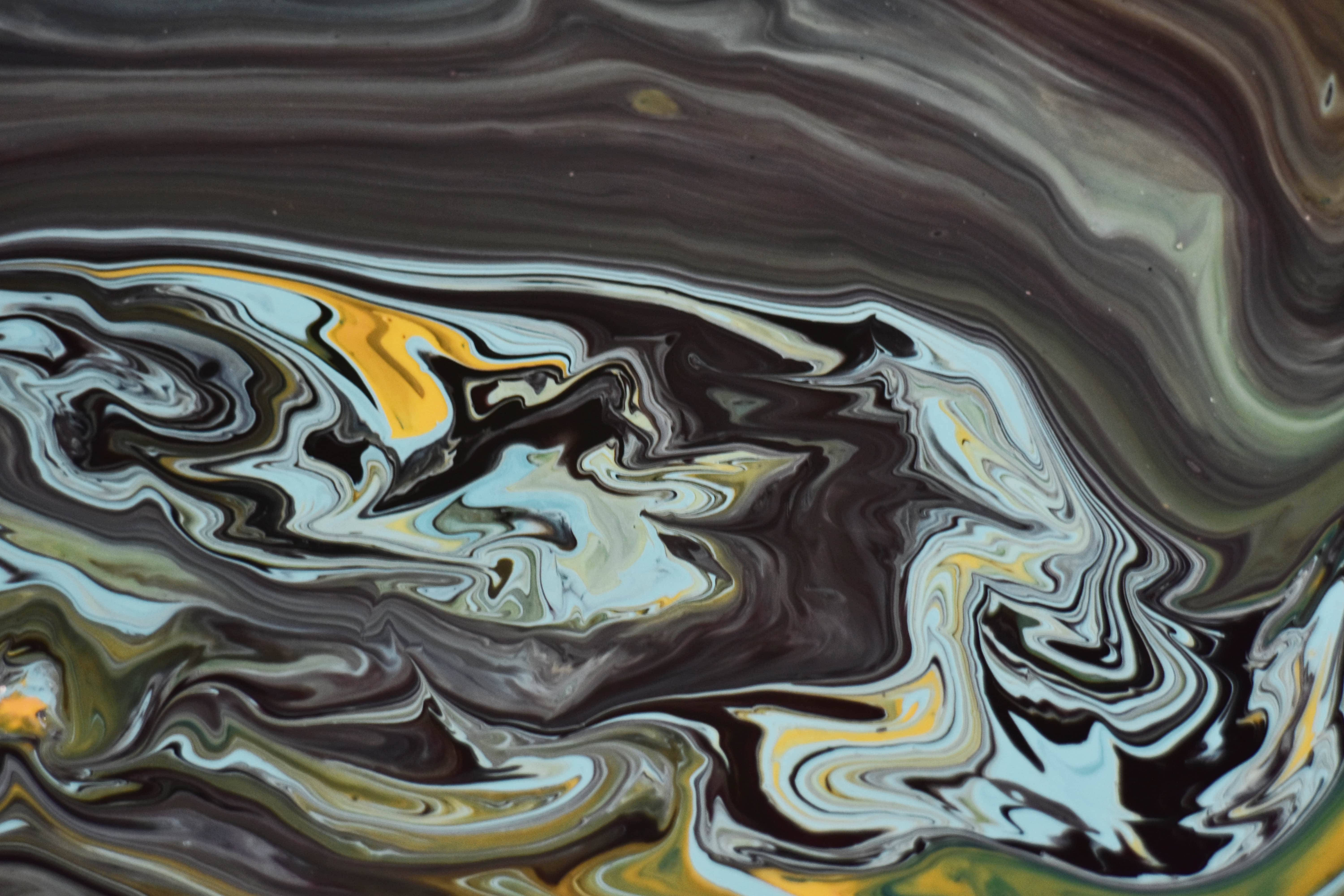 Painting 桌布 壁紙 — 深棕色、黑色和金色交織的迷人抽象漩渦，帶有淺藍色和白色的條紋，形成流暢的有機圖案。