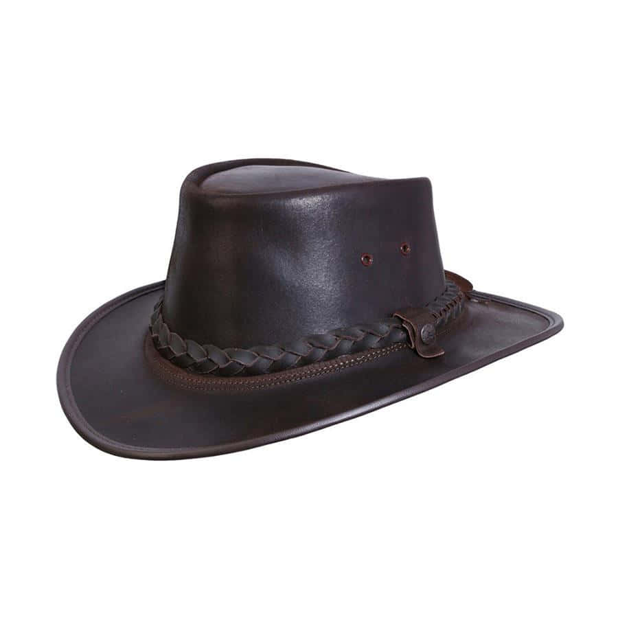 Cowboy Hat 桌布 壁紙 — 深棕色皮革牛仔帽，帶有編織帶和金屬扣，孤立在白色背景上。