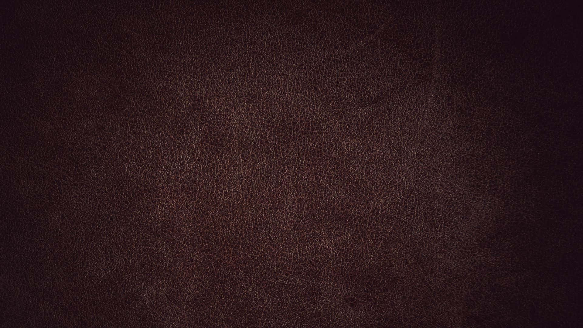 Leather 桌布 壁紙 — 深棕色皮革特寫，帶有細微的粒面紋理和柔和光線。