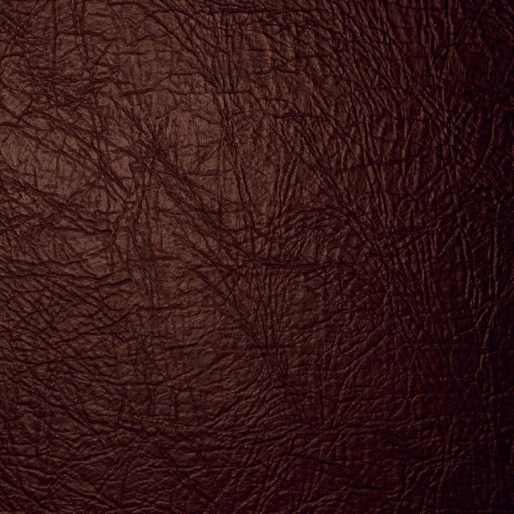 Leather 桌布 壁紙 — 深棕色皮革特寫，帶有複雜的自然皺紋和細微的紋理變化。