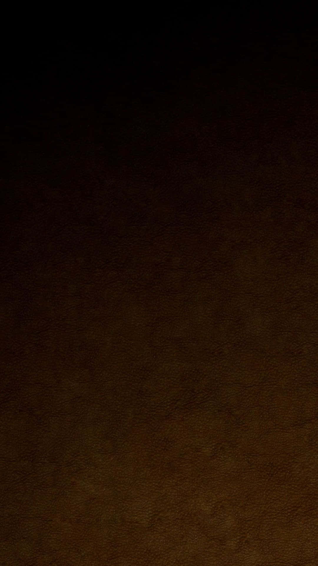 Brown Leather 桌布 壁紙 — 深棕色皮革紋理的近距離特寫，頂部逐漸過渡到深黑色。