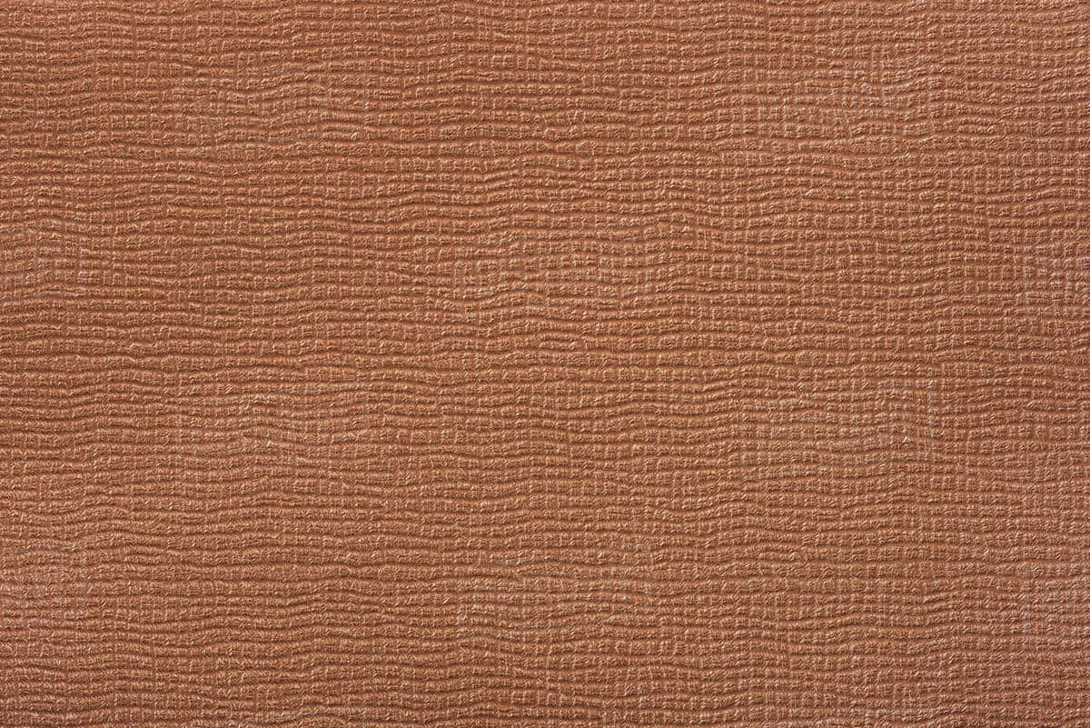Brown Texture 桌布 壁紙 — 深棕色紋理壁紙特寫，帶有微妙的波浪圖案和柔和光澤。