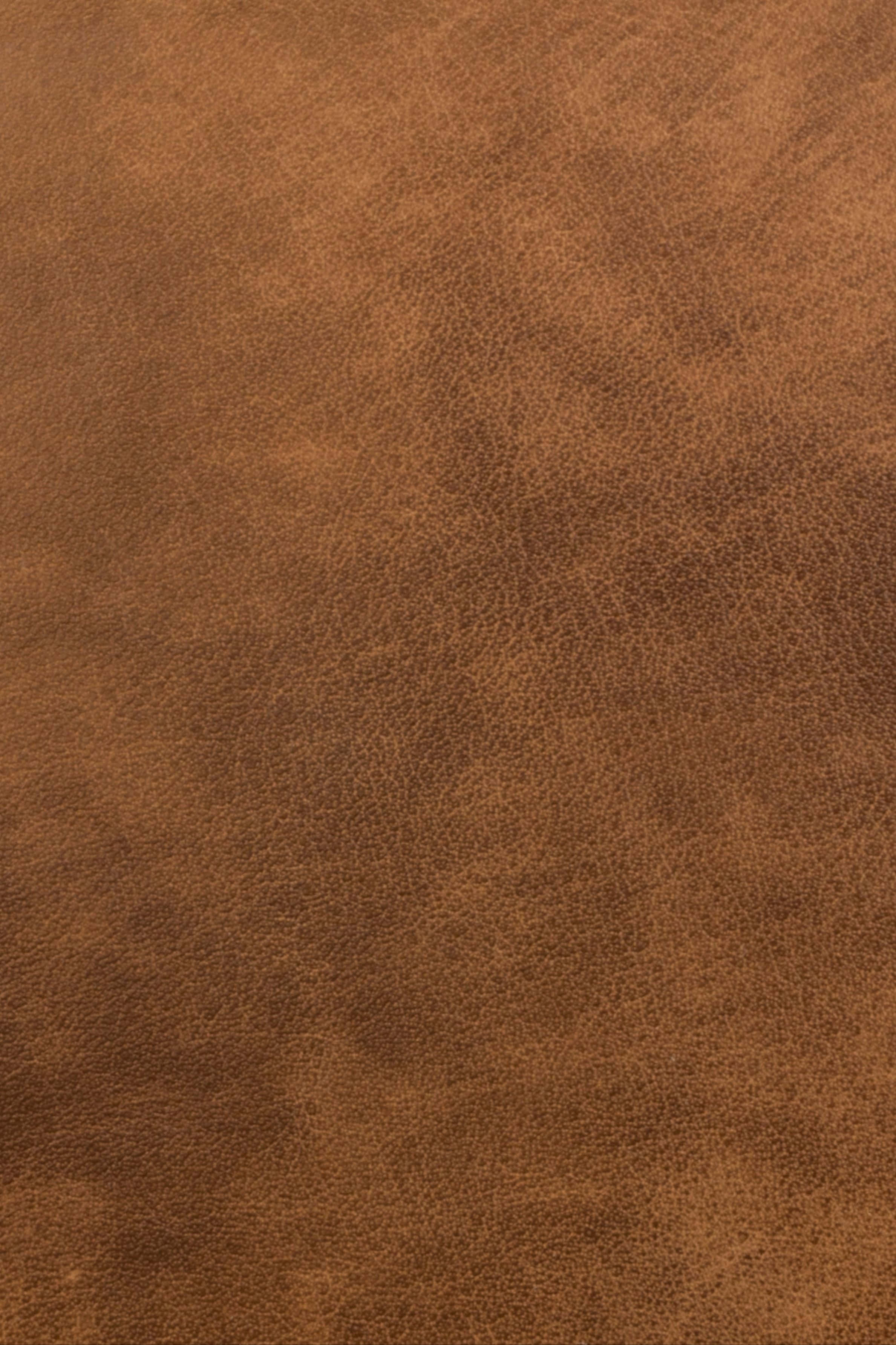 texture 桌布 壁紙 — 深棕色紋理皮革的特寫，具有天然粒面圖案和微妙的色調變化。