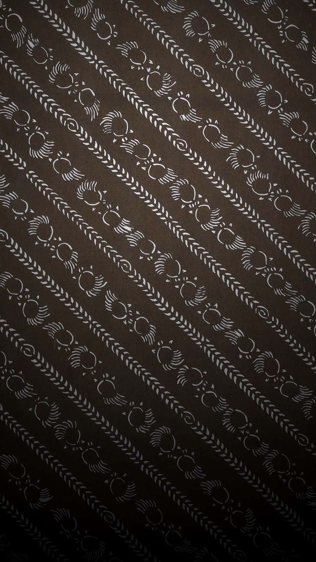 Luxury 桌布 壁紙 — 深棕色紋理背景上的對角線排列的複雜白色裝飾圖案。