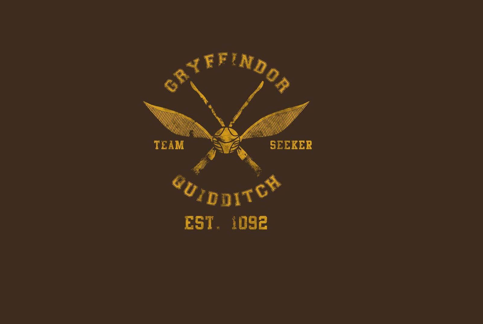 Quidditch 桌布 壁紙 — 深棕色背景上帶有交叉掃帚和金探子的復古風格葛萊芬多魁地奇球隊標誌。