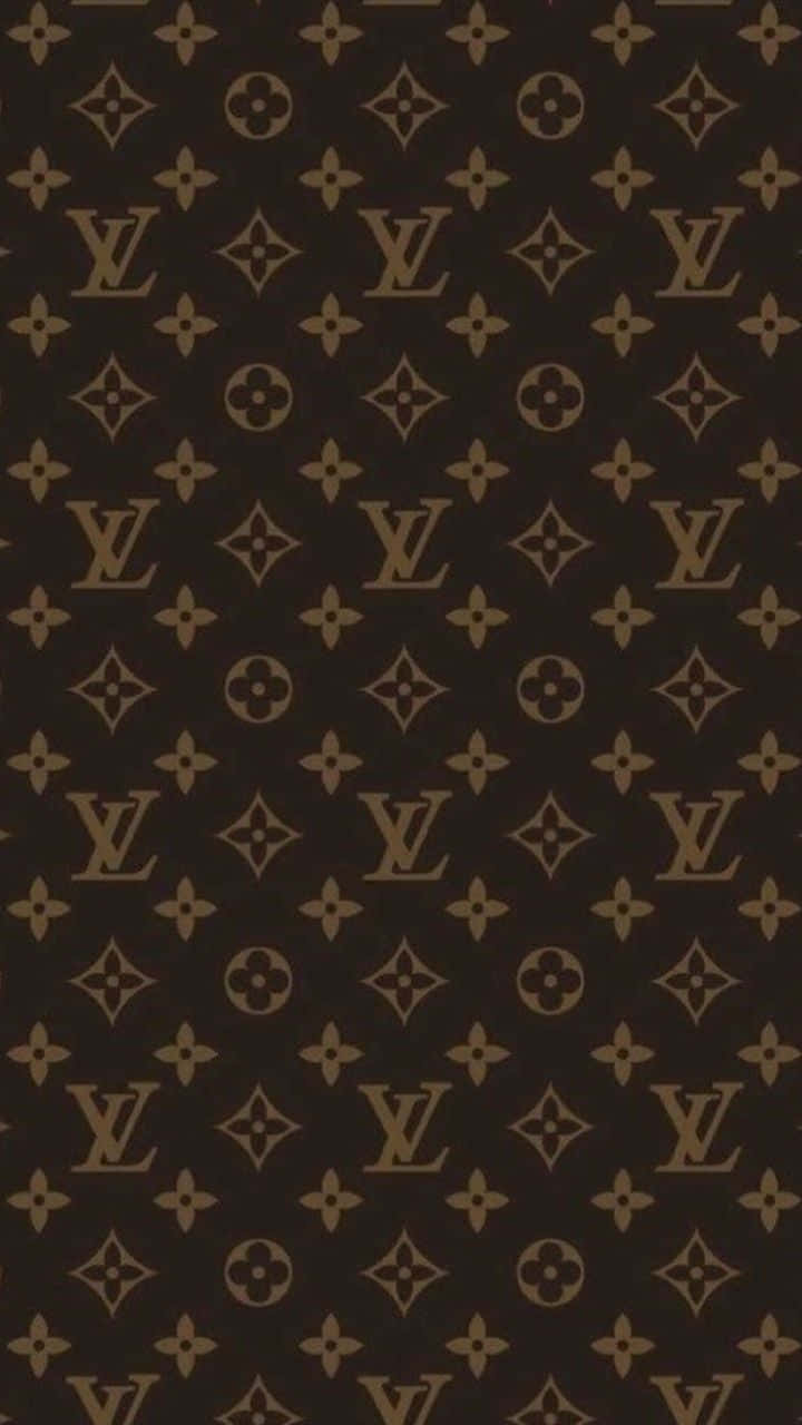 Designer Aesthetic 桌布 壁紙 — 深棕色背景上重複出現金色 Louis Vuitton 字母組合標誌和花卉圖案的圖案。