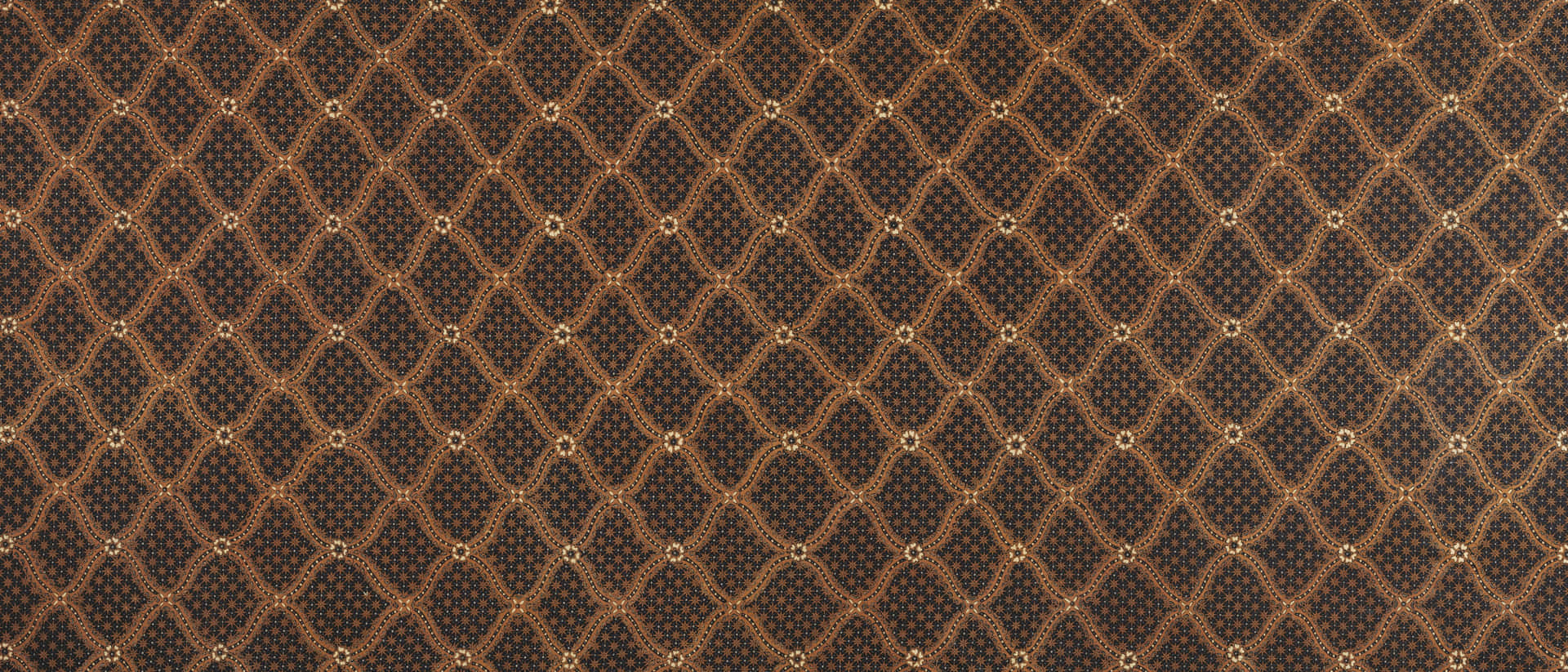 Brown Texture 桌布 壁紙 — 深棕色背景上金色優雅重複鑽石格紋圖案，帶有細膩花卉點綴。