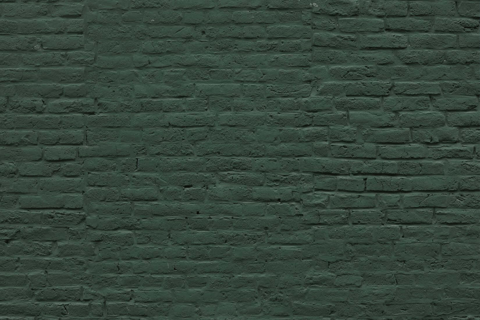 Brick Wall 桌布 壁紙 — 深森林綠色油漆的紋理磚牆特寫，色調和砂漿線條有細微變化。