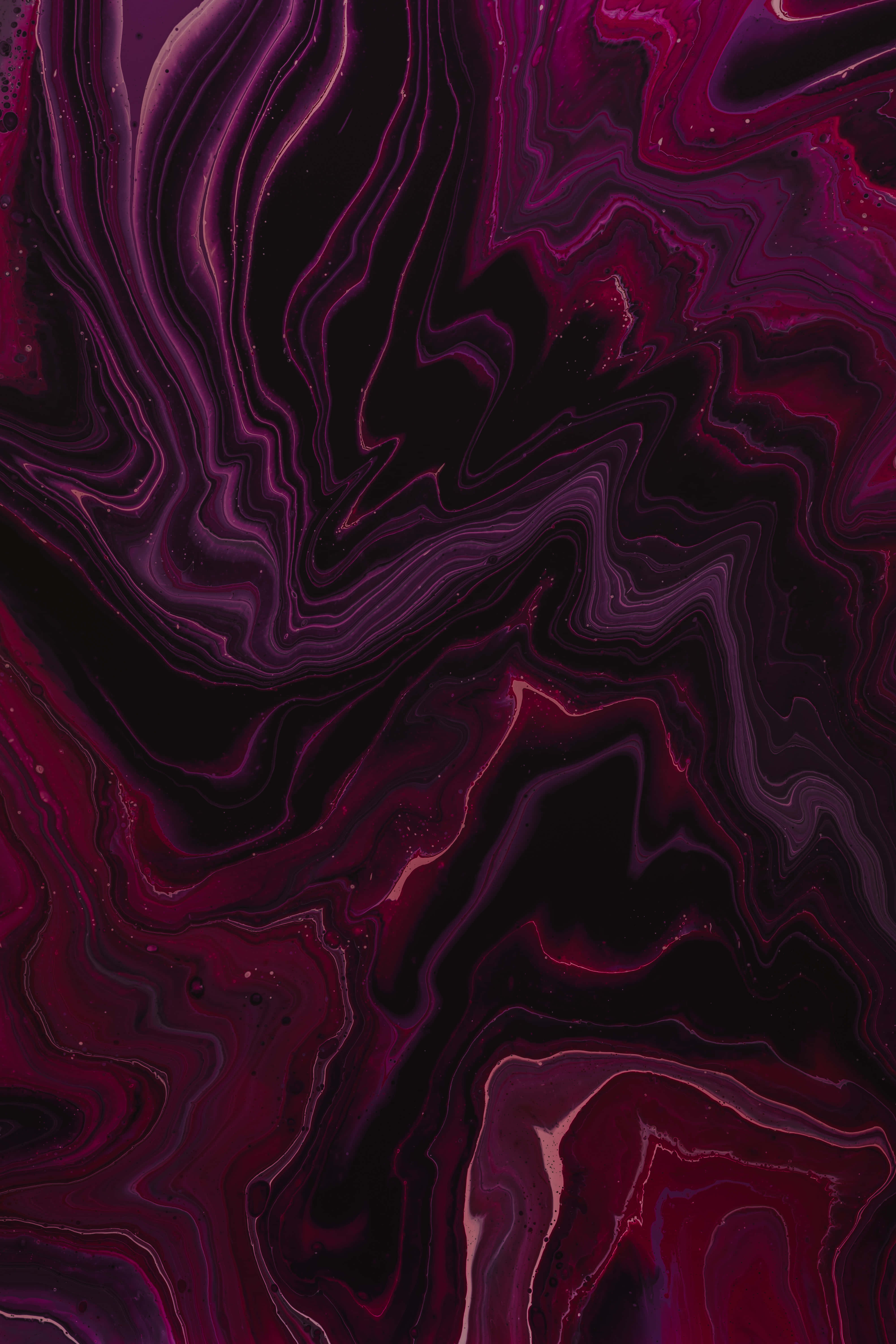 Dark Purple 桌布 壁紙 — 深洋紅色和黑色的鮮豔漩渦圖案創造出迷人的抽象流體藝術構圖。